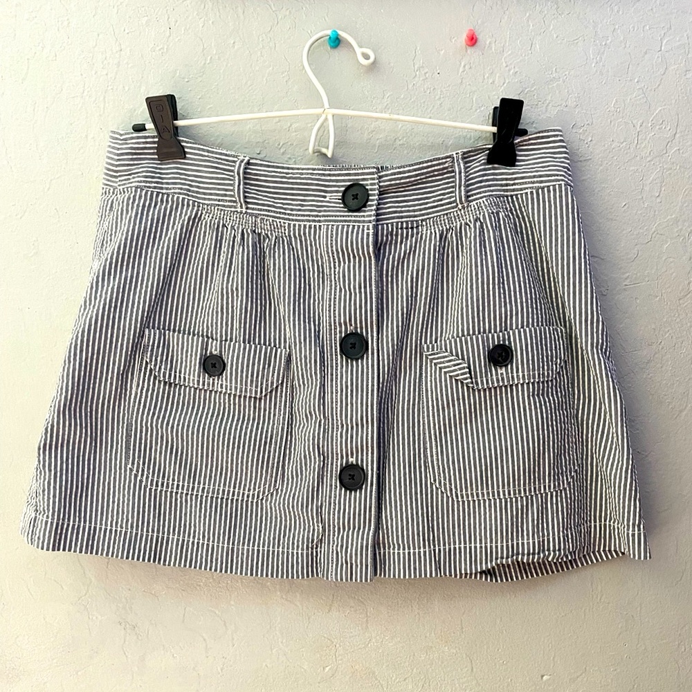 Comfortable buttoned stripped skirt💙